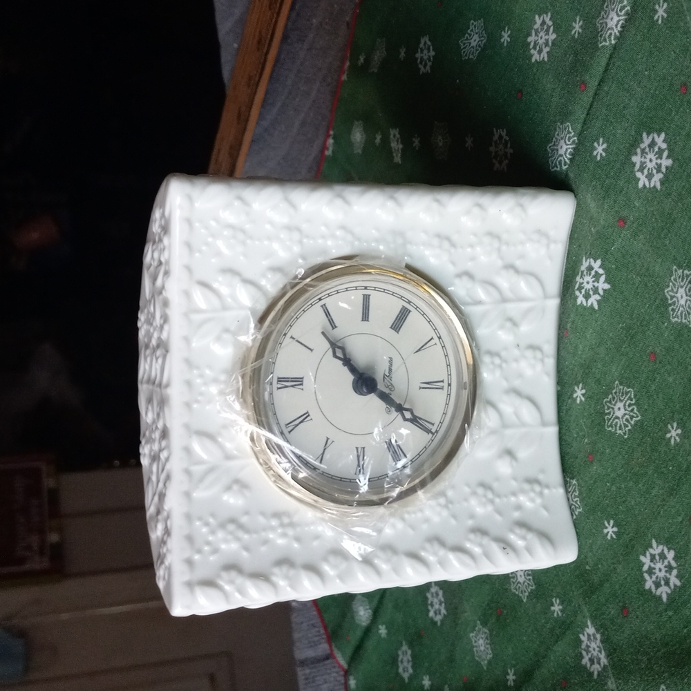 Potpourri Cheshire porcelain clock.